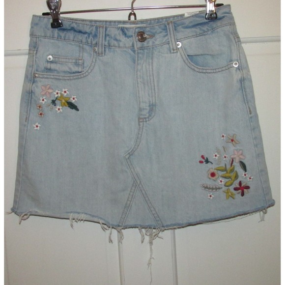 Garage Dresses & Skirts - Garage Women's Blue Embroidered Floral Frayed Hem Denim Mini Skirt Size XS